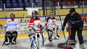 Jan Bajtosz uczy młodych bramkarzy z Polski.