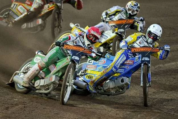 Tomasz Gollob (z prawej) broni pozycji lidera
