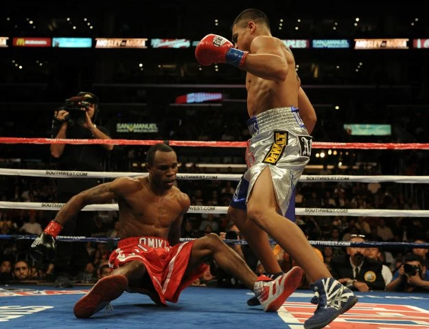 Victor Ortiz nokautuje Viviana Harrisa Victor Ortiz nokautuje Viviana Harrisa