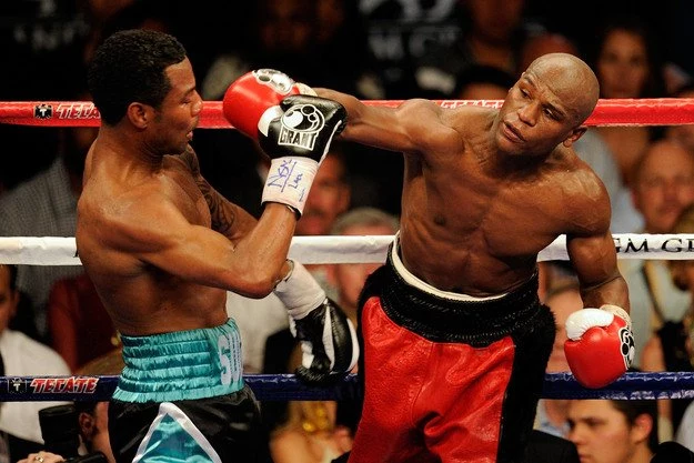 Floyd Mayweather Jr (z prawej) i Shane Mosley
