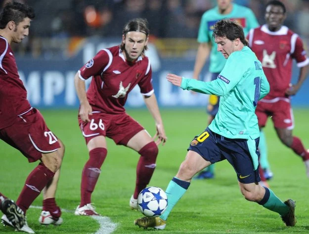 Nawet ozdrowienie Lionela Messiego (przy piłce) nie pomogło Barcelonie w Kazaniu