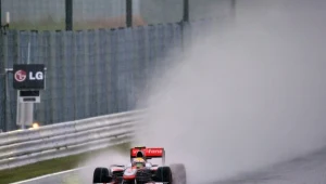 Takie warunki panowały w sobotę na torze Suzuka. Na zdjęciu Lewis Hamilton (McLaren-Mercedes)
