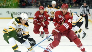 Wojtek Wolski (z prawej) w meczu z Bostonem w Pradze