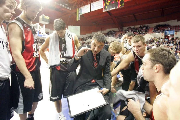 Aleksandar Trifunovic (w środku)