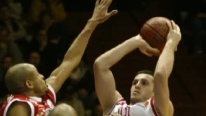 Filip Widenow (z piłką) to ostatnie wzmocnienie Asseco Prokomu Gdynia