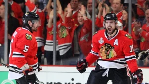 Patrick Sharp cieszy się po zdobyciu gola dla Chicago Blackhawks