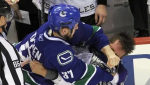 Rick Rypien (Vancouver Canucks) atakuje Richarda Clune (Los Angeles Kings).