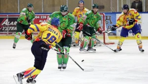 Na bramkę Zagłębia strzela Rafał Dutka (MMKS Podhale) fot: Tadeusz Bącal