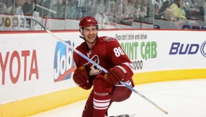Wojtek Wolski (Phoenix Coyotes) cieszy się ze zdobycia pierwszego gola w tym sezonie