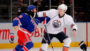 Sean Avery (new York Rangers) atakuje Ladislava Smida z Edmonton Oilers