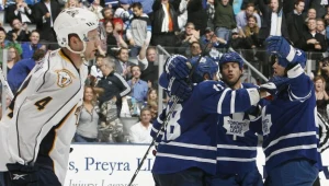 Hokeiści Toronto Maple Leafs cieszą się ze zwycięstwa z  Nashville Predators