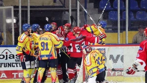 Hokeiści Podhala i Cracovii wzięli się za łby. Fot. Tadeusz Bącal.