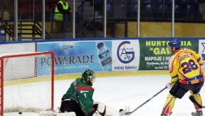 Milan Baranyk z Podhala pokonuje fenomenalnego Michała Elżbieciaka/fot. Tadeusz Bącal