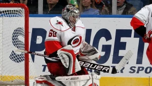Justin Peters z Carolina Hurricanes ma jeden z ciekawszych kasków w NHL