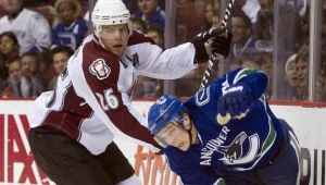 Mason Raymond (z prawej) strzelił trzy gole dla Vancouver Canucks w meczu z Calgary Flames