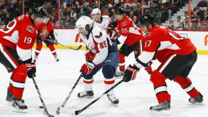Mathieu Perreault (Washington Capitals) w walce z hokeistami Ottawa Senators