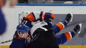 Matt Martin (u dołu)