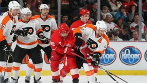 Kimmo Timonen z Philadelphia Flyers walczy o krążek z Henrikiem Zetterbergiem z Detroit Red Wings
