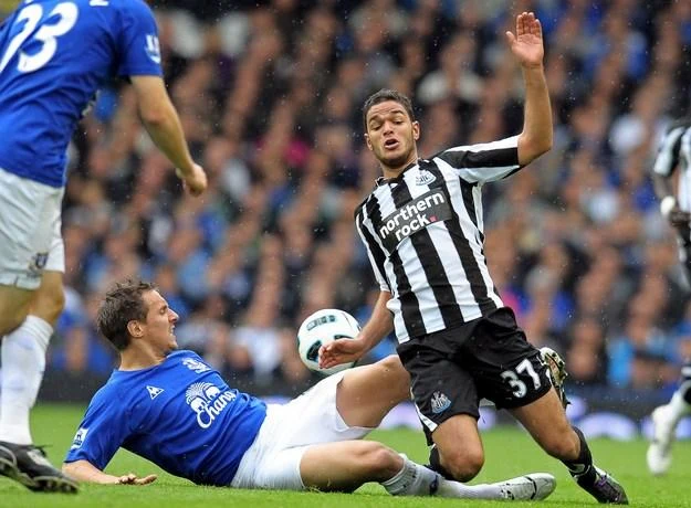 Hatem Ben Arfa (pasiats koszulka) w meczu z Evertonem strzelił jak na razie jedynego gola w PL Hatem Ben Arfa (pasiats koszulka) w meczu z Evertonem strzelił jak na razie jedynego gola w PL
