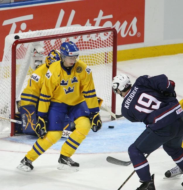 Na szwedzką bramkę strzela Chris Kreider (USA)
