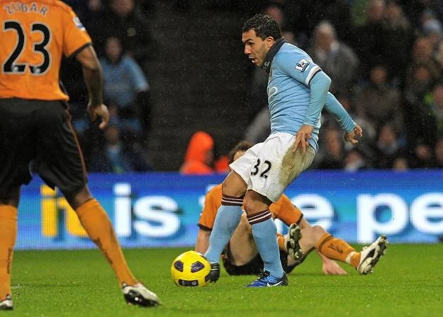Carlos Tevez strzela swojego drugiego gola dla City w meczu z Wolverhampton Carlos Tevez strzela swojego drugiego gola dla City w meczu z Wolverhampton