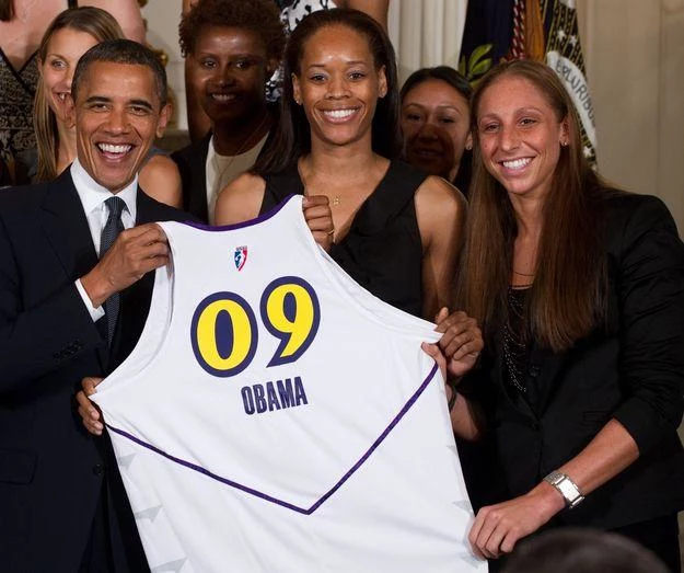 Tangela Smith (w środku) na spotkaniu z Barackiem Obamą po wygraniu mistrzostwa z Phoenix Mercury