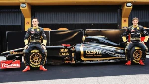 Robert Kubica (z lewejI i Witalij Pietrow na tle nowego bolidu/fot. Mark Thompson