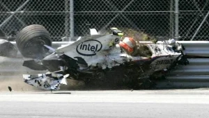 Robert Kubica wyszedł cało z koszarnie wyglądającej kraksy w Kanadzie. Oby mu się udało i tym razem.