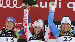 Anna Fenninger (w środku), Tina Maze (z lewej) i Anja Paerson