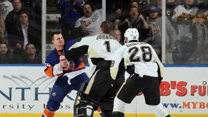 Micheal Haley (z lewej), jeden z negatywnych bohaterów meczu Islanders - Penguins