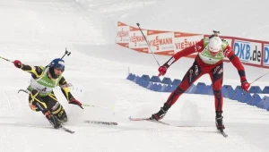 Tak wyglądały ostatnie metry biegu na dochodzenie. Z lewej Martin Fourcade, obok Emil Hagle Svendsen