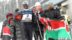 Kenijczyk Philip Kimely Boit w towarzystwie Bjorna Daehlie (drugi z prawej)