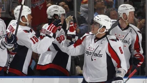 Aleksander Owieczkin (z prawej) odbiera gratulacje kolegów z Capitals.