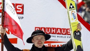 Adam Małysz cieszy się na podium w Planicy. Jego ostatni skok w karierze dał mu miejsce na podium