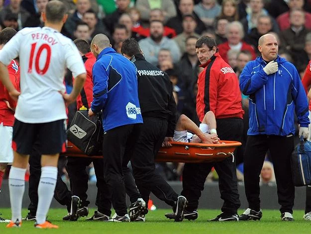Stuart Holden na noszach opuścił murawę Old Trafford Stuart Holden na noszach opuścił murawę Old Trafford