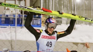 Adam Małysz na rękach Simona Ammanna i Thomasa Morgensterna.