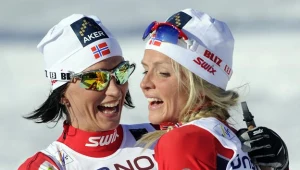 Marit Bjoergen (z lewej) i Therese Johaug