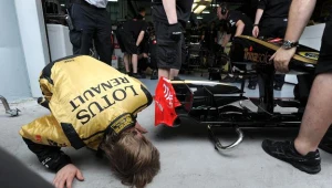Nick Heidfeld szuka przyczyny awarii w bolidzie Lotus-Renault