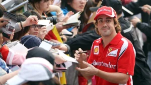 Fernando Alonso w Szanghaju na razie podpisuje autografy