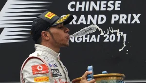 Lewis Hamilton na podium GP Chin