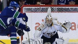 Pekka Rinne z Nashville Predators broni strzał Henrika Sedina z Vancouver Canucks