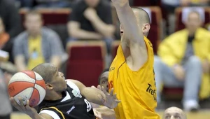 Filip Dylewicz blokuje Toreya Thomasa Fot. Adam Warżawa