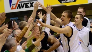 Bartosz Bochno z Turowa odbiera gratulacje od kibiców fot: Grzegorz Hawałej