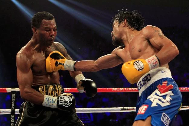 Manny Pacquiao (z prawej) pokonał na punkty Shane'a Mosleya