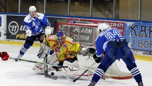 Filip Drzewiecki (z prawej) w ataku na bramkę rywali fot: Tadeusz Bącal