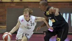 Mantas Cesnauskis (Energa Czarni) mija Lorinzę Harringtona/fot. Adam Warżawa
