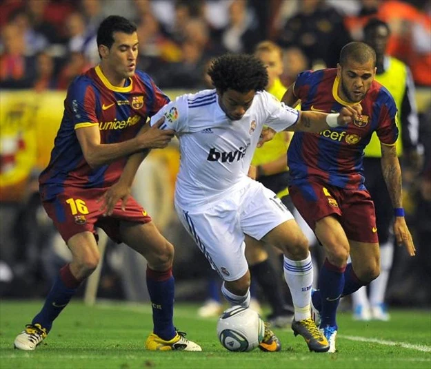 Sergio Busquets (z lewej) miał obrazić piłkarza Realu Marcelo Sergio Busquets (z lewej) miał obrazić piłkarza Realu Marcelo