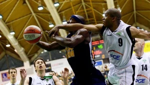 Courtney'a Eldridge'a (C) z Asseco blokuje Torey Thomas (P) z PGE fot: Grzegorz Hawałej