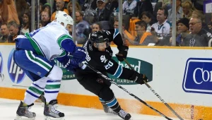 Kyle Wellwood #20 z San Jose Sharks i Aaron Rome #29 z Vancouver.
