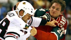 Derek Boogaard (z prawej) był krewkim hokeistą.